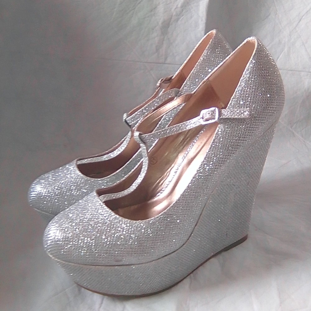Dream Pairs Wedge heels size 11 NWOT